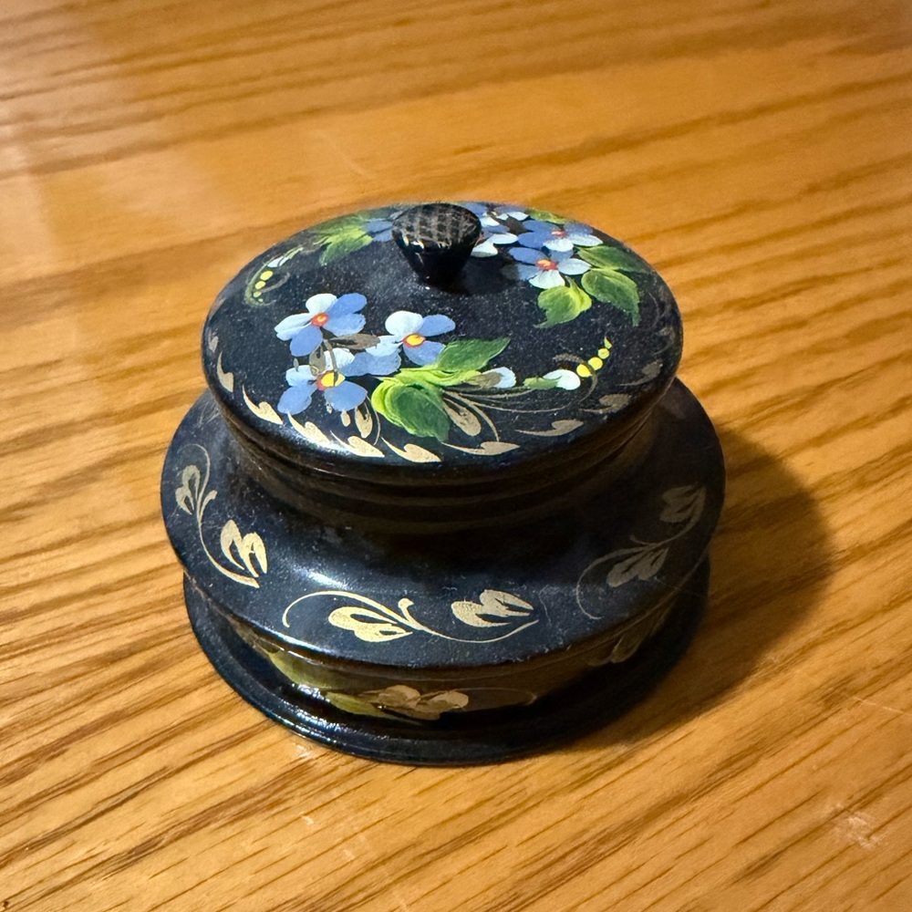 Vintage Handmade Ukrainian Painted Lacquer Trinket Jewelry Pill Box